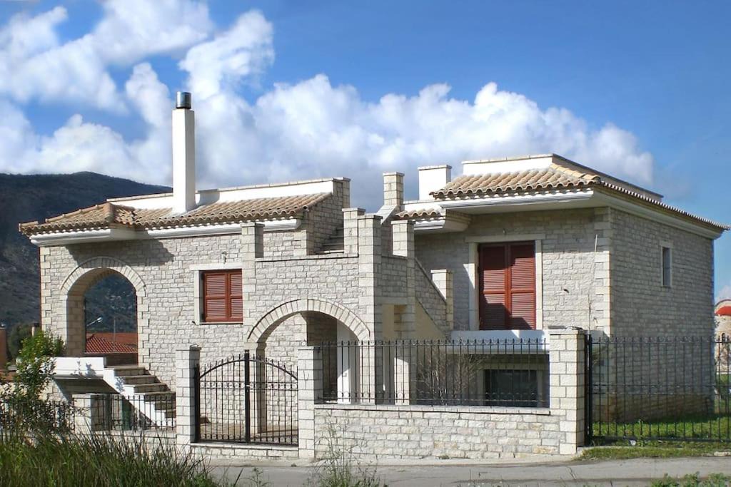 Igoumenitsa Apartment | ΤΟ ΠΕΤΡΙΝΟ - Καλοκαιρινό Σπίτι κοντά στα Σύβοτα - ΦΑΣΚΟΜΗΛΙΑ