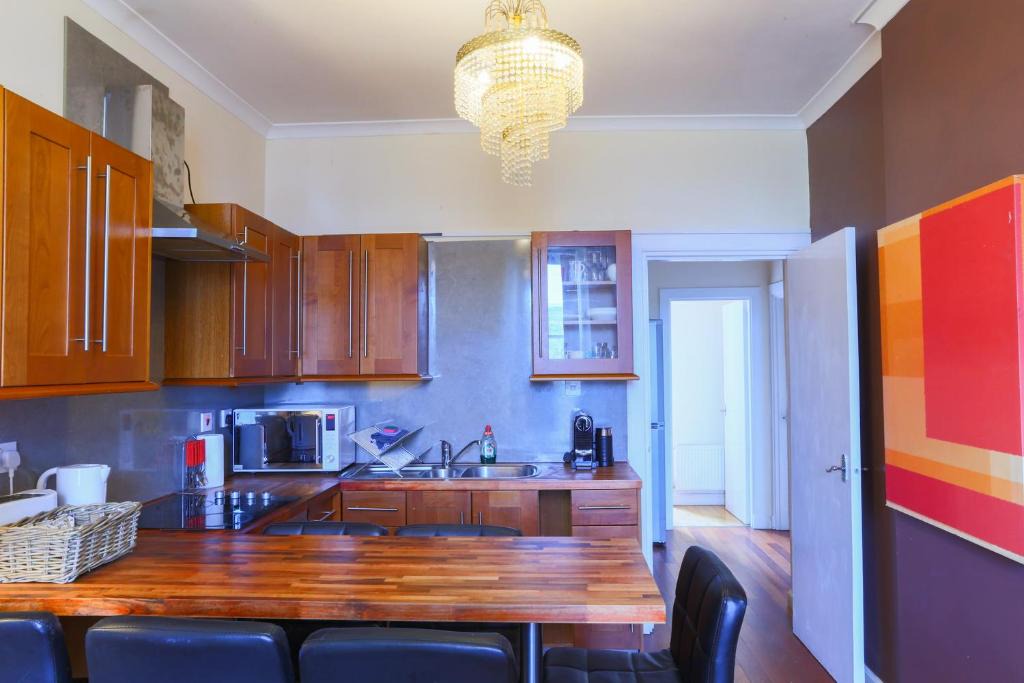 Old Town Apartment | 1 minute from Royal Mile, Large 5 Bed Apartment