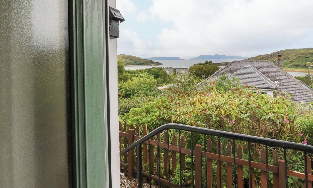 Morar Cottage | 1 SANDHOLM, family friendly in Mallaig