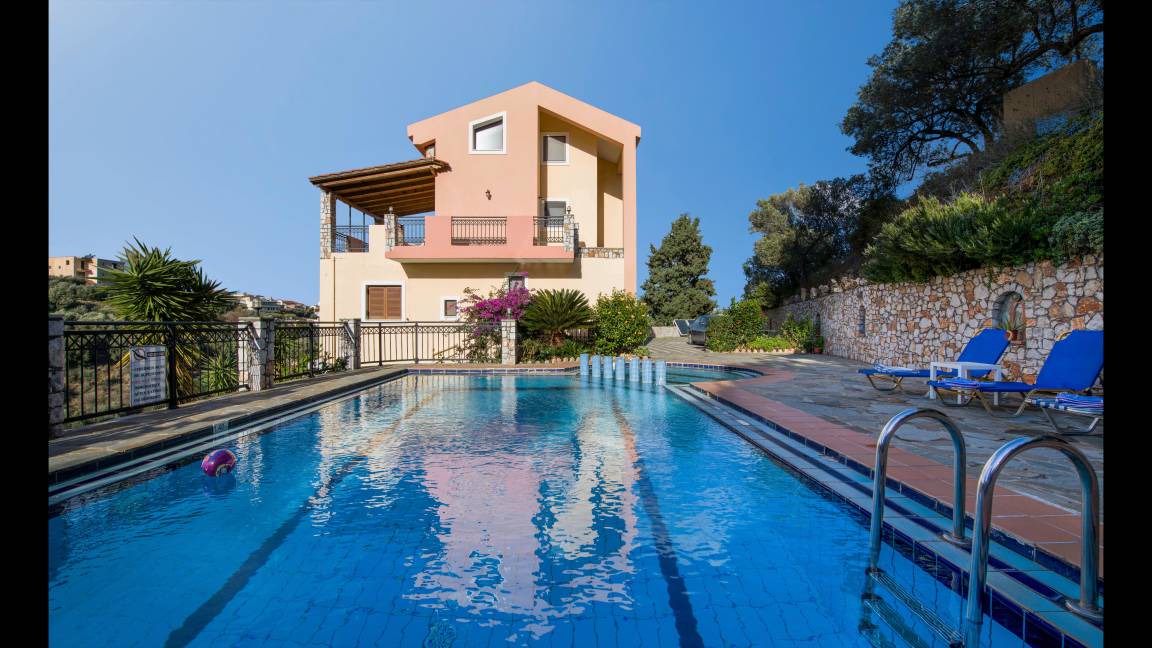 Stalos Villa | 140 m² Villa ∙ 4 bedrooms ∙ 8 guests