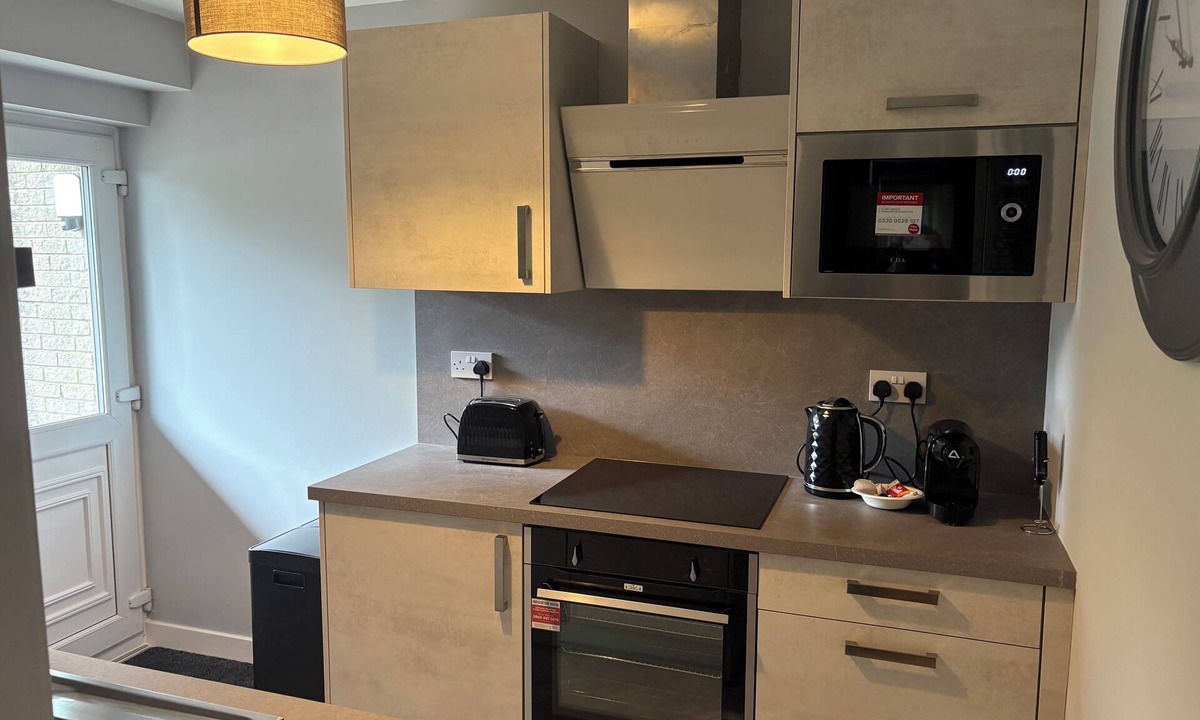 Kilsyth Apartment | 2 bed apartment with hot tub for up to 4 adults in countryside location