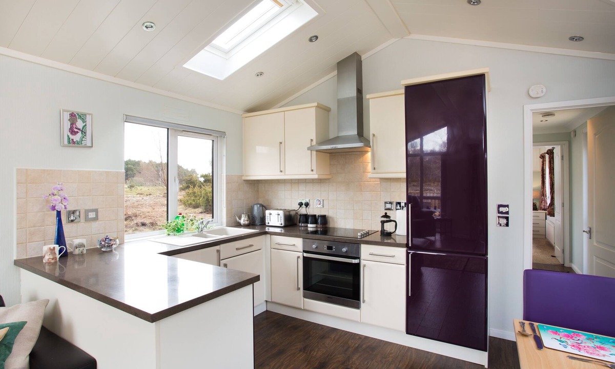 Contin Cabin | 2-Bed Cottage with Hot Tub at Loch Achilty, NC500