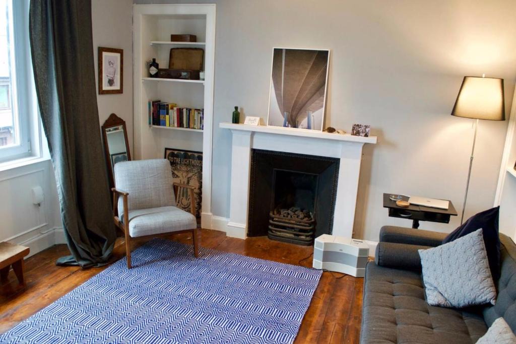 Newhaven Apartment | 2 Bedroom Apartment near The Shore Sleeps 3