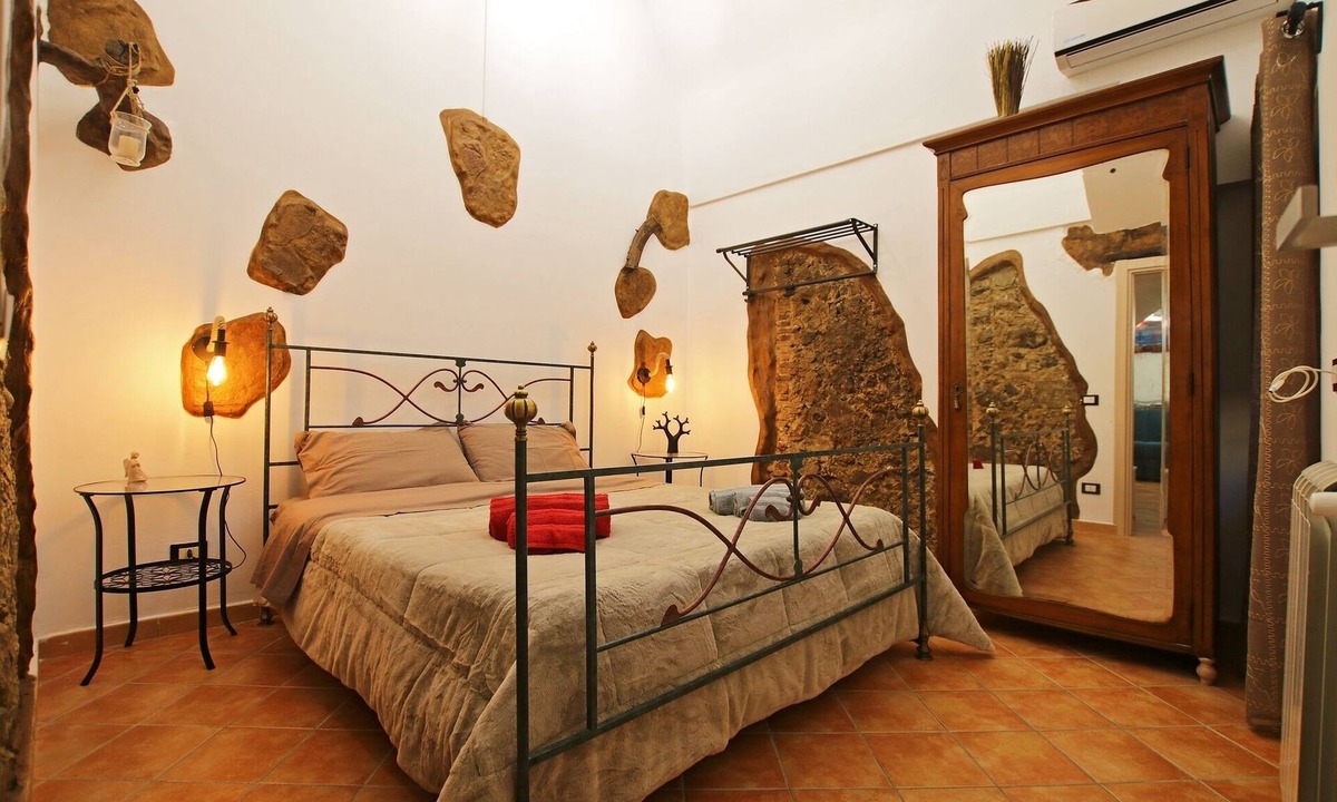 Cefalu House | 2 bedrooms flat, patio, 2 minutes walk from the centre, free public parking