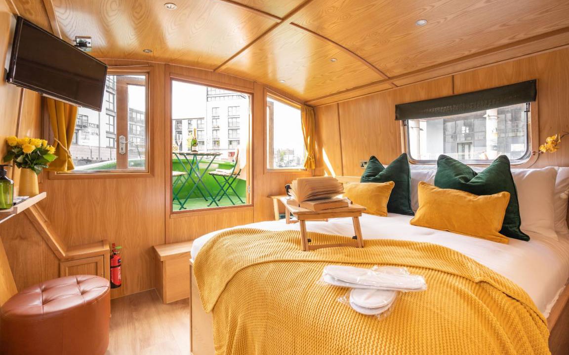 Tollcross Boat Rental | 200 m² Houseboat ∙ 3 bedrooms ∙ 10 guests