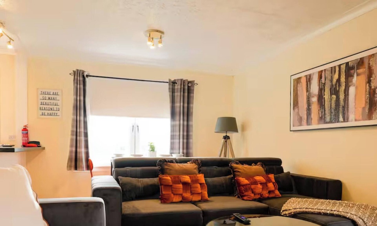 Chapelhall Apartment | 2BR Flat By Caledonia Luxe Stays Airdrie | Sleeps4