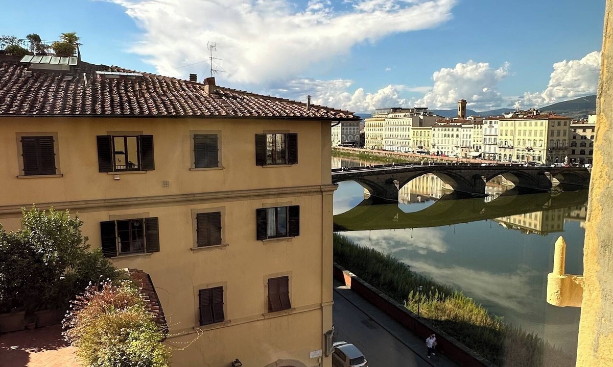 San Frediano Apartment | 2BR Iconic River Views Deluxe 16th Century Palazzo Fast WIFI Wine