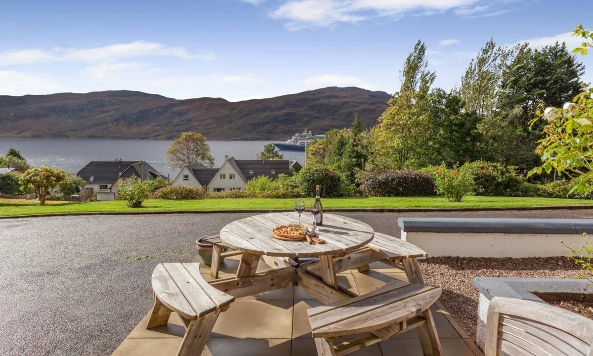 Ullapool Cottage | 3 Bed in Ullapool (oc-s33063)