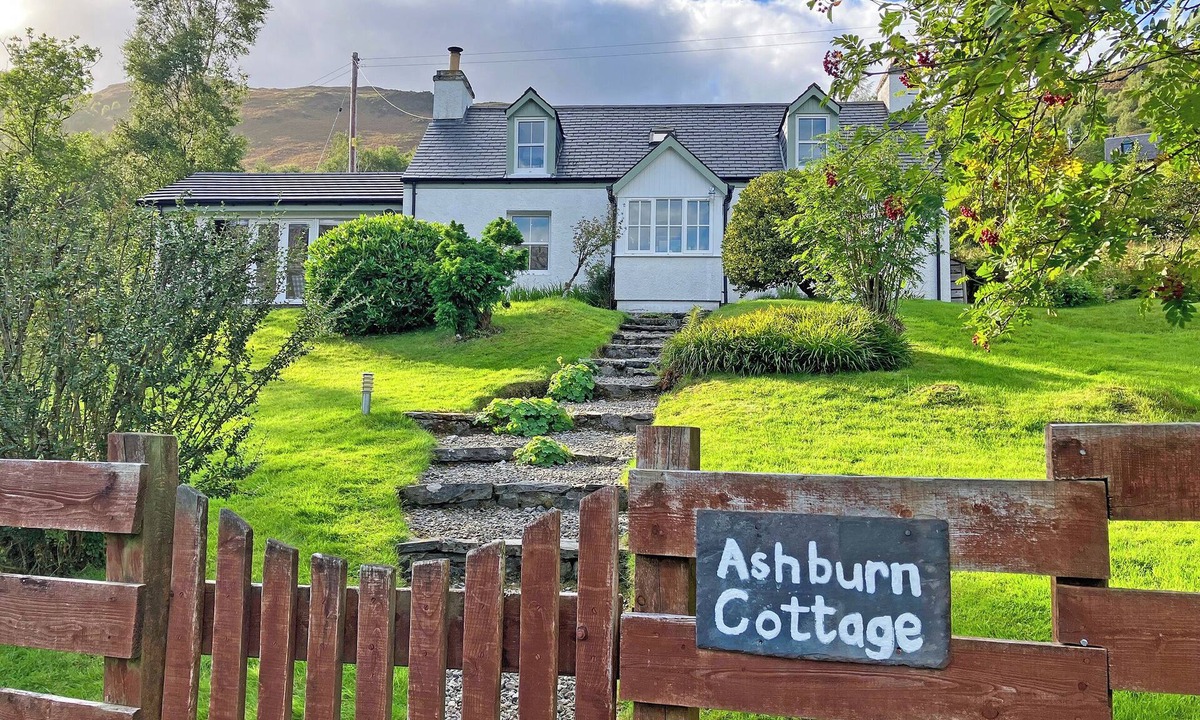 Sallachy Cottage | 3 bedroom accommodation in Allt Na Subh, By Dornie