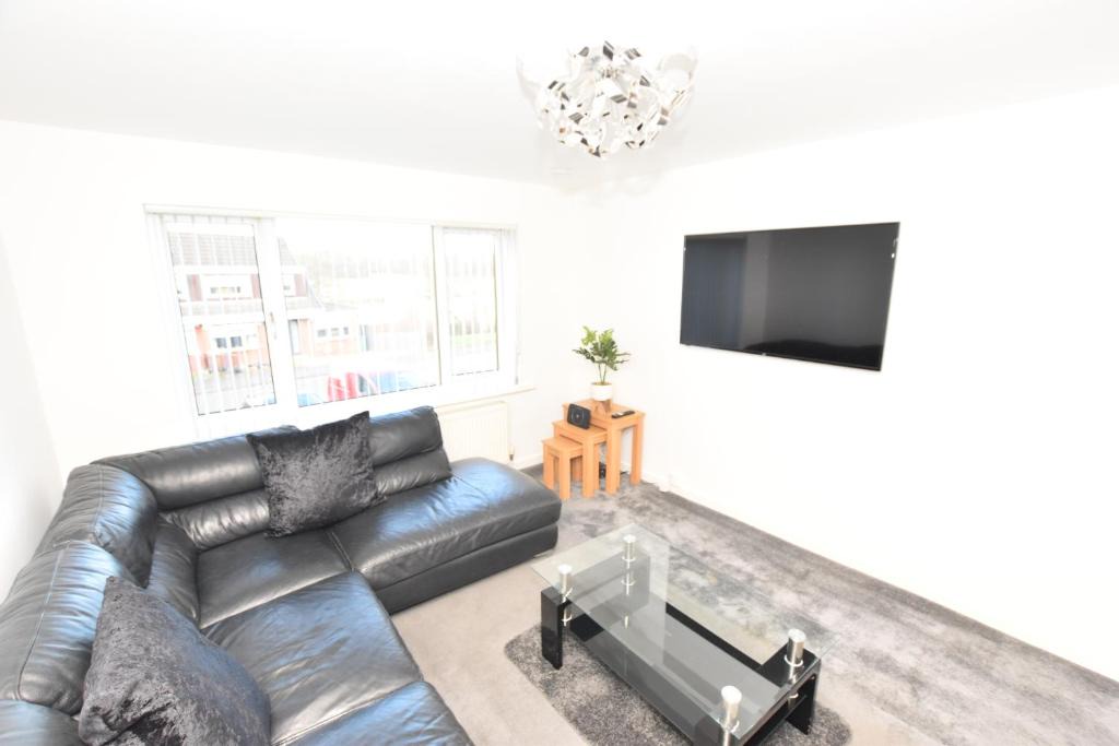 Airdrie Apartment | 3 Bedroom Apartment in a Quiet Location