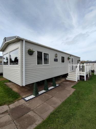 Prestonpans Resort | 3 Bedroom Stylish Caravan - Vans With Business Sign Not Allowed