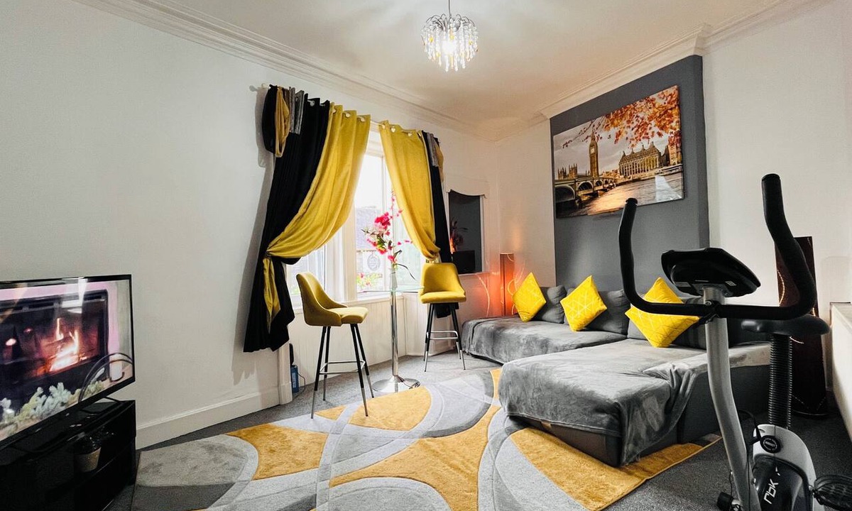 Cowdenbeath Apartment | 3 Bedrooms Apartment With Free Parking, Self Check in/out - Perfect for 8 Guests
