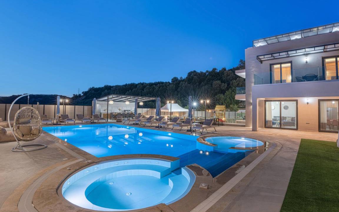 Roumeli Apartment | 350 m² Apartment ∙ 7 bedrooms ∙ 14 guests