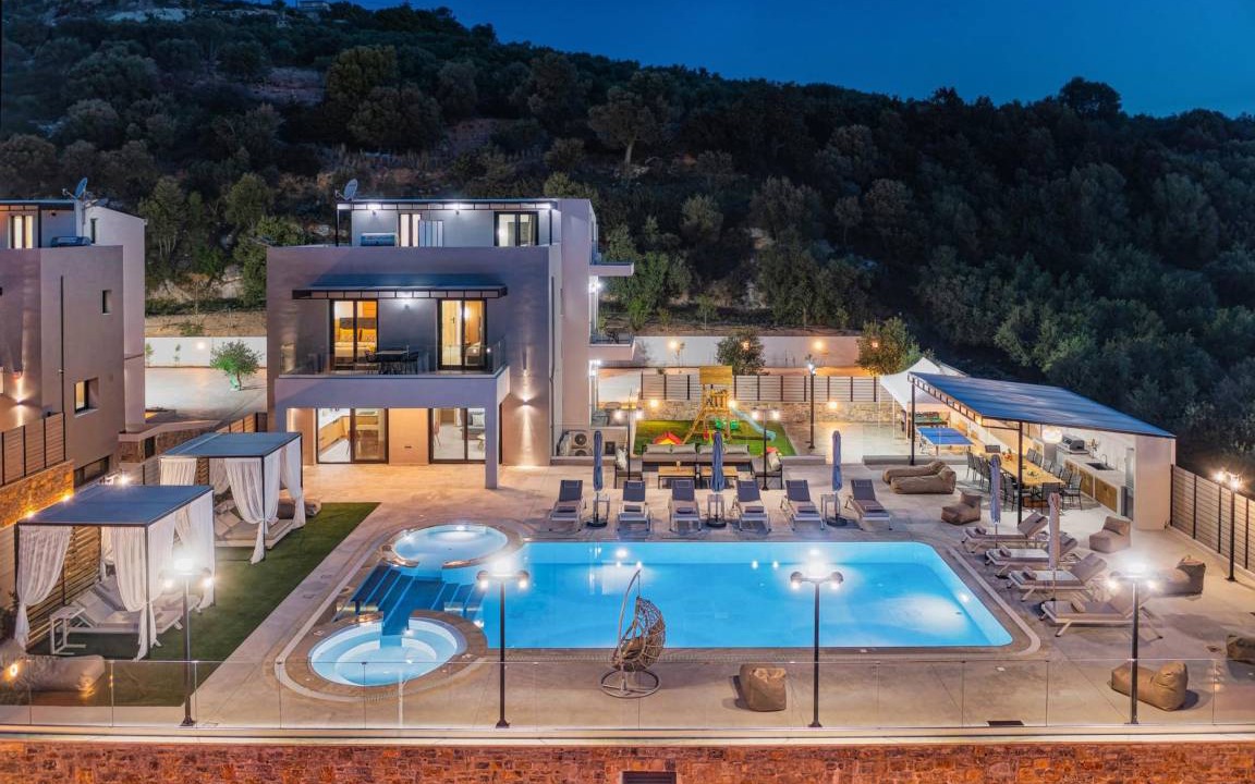 Roumeli Villa | 350 m² Villa ∙ 7 bedrooms ∙ 14 guests