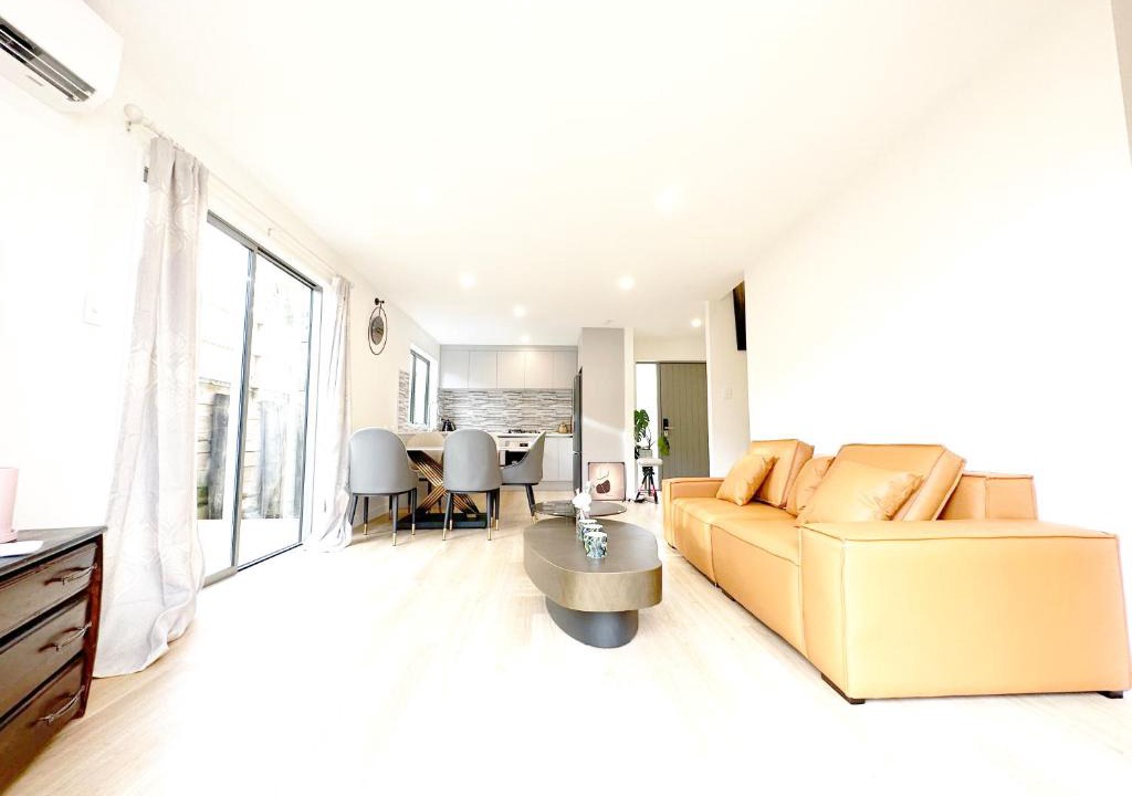 Murrays Bay House | 4-Bedroom House in the NorthShore of Auckland, Walk to the beach