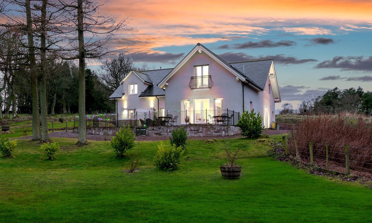 Lauder House | 5 Star Award Winning House - The Capercaillie - sleeps 10 with Hot Tub
