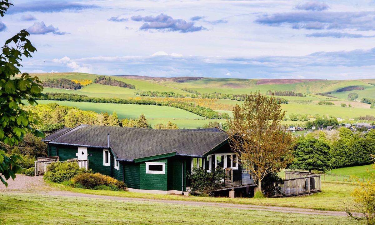 Lauder Ski Chalet | 5 Star Award Winning -The Lamont Your Luxury Getaway with Hot Tub near Edinburgh