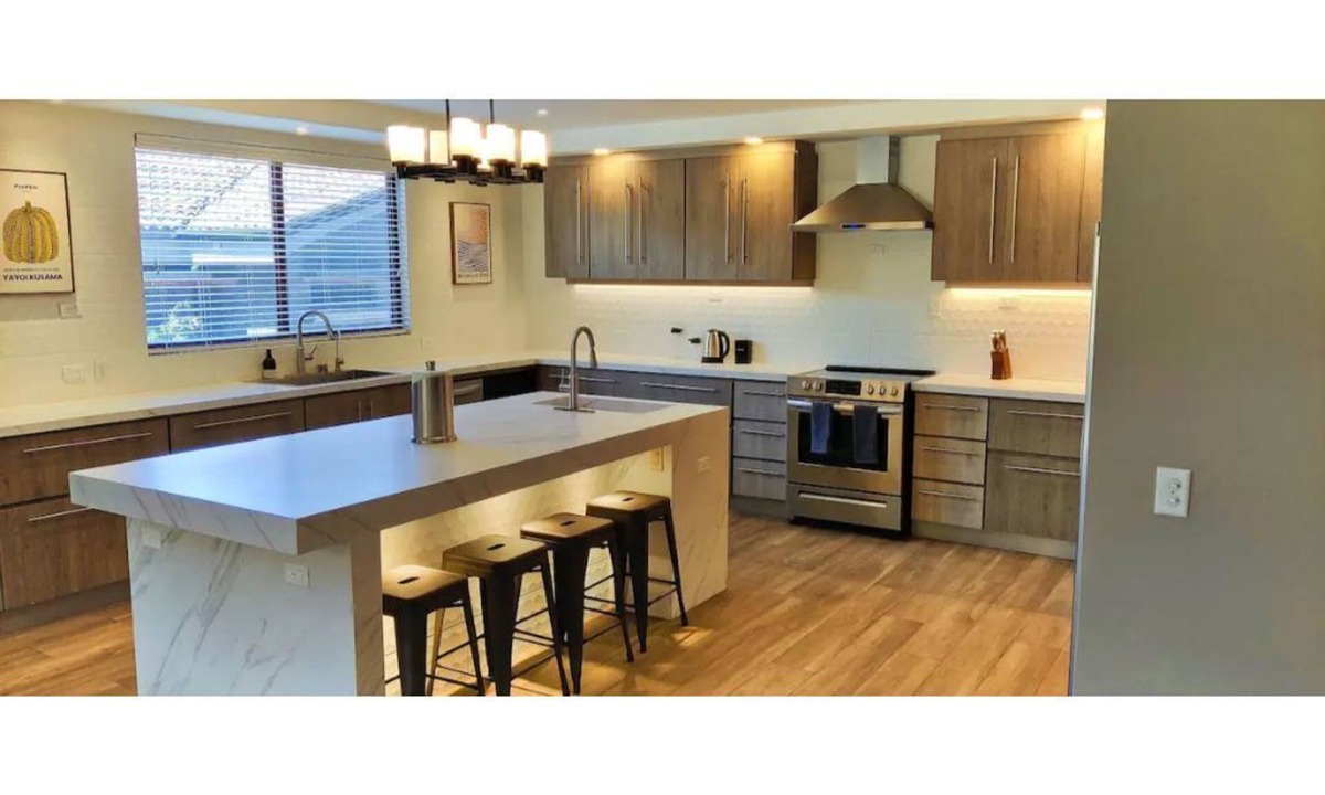 Santa Ana House | 5-star home near the airport