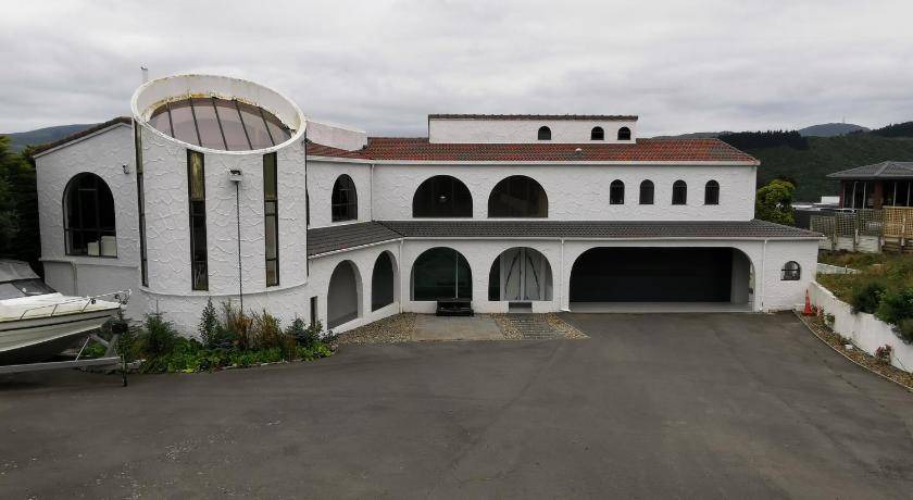 Dunedin Villa | 500 m² Villa ∙ 4 bedrooms ∙ 8 guests