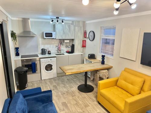 Glasgow Ski Chalet | 7-bed Compact Chalet Near Glasgow Sleeps up to 14 - Maryville Caravan Site Uddingston, Glasgow