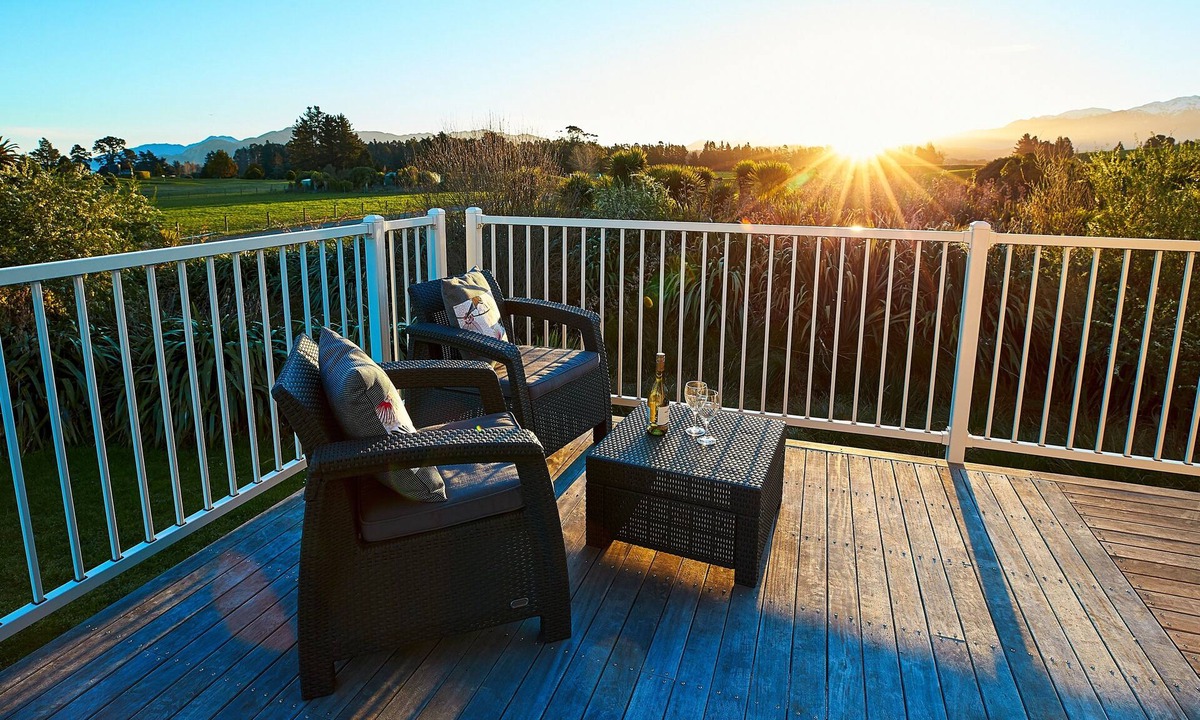 Kaikoura Cabin | 7 Bedroom Home with Mountain Views, free wi-fi, ocean, golf, cycle track nearby