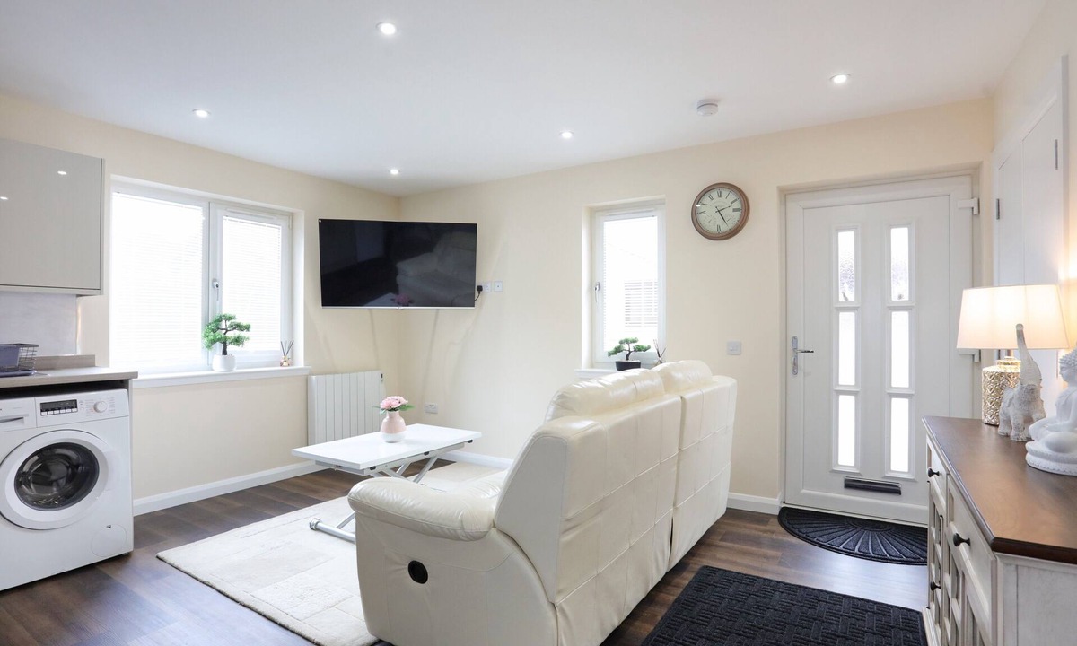 Broxburn House | A delightful 2 bedroom bungalow in Winchburgh.