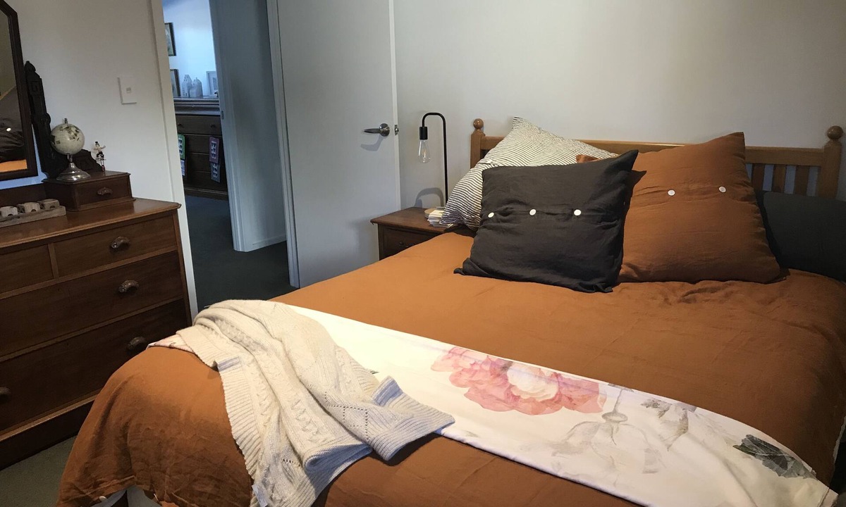 Gisborne House | A modern house close to town and the beach and backs on to a tree lined park