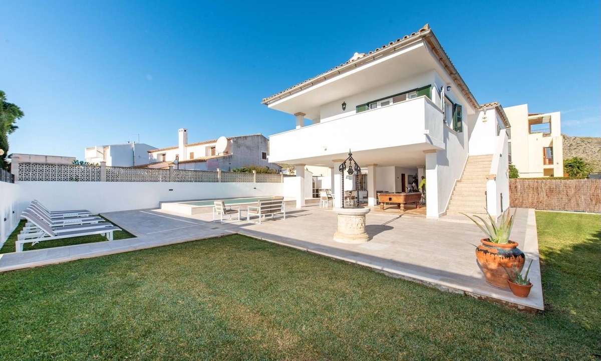 Les Palmeres Villa | A perfect location villa for holidays with A/C and private pool