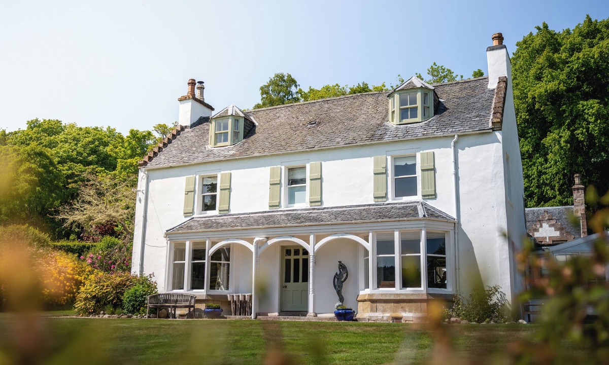 Dingwall House | A spacious family retreat in the Highlands. Pet Friendly
