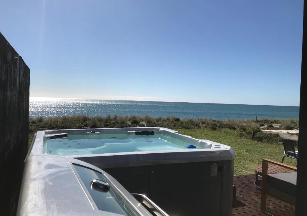 Pukehina House | ABSOLUTE BEACHFRONT TINYHOUSE, STUNNING VIEWS, SPA POOL, BBQ, FREE WIFI AND SKY TV!!