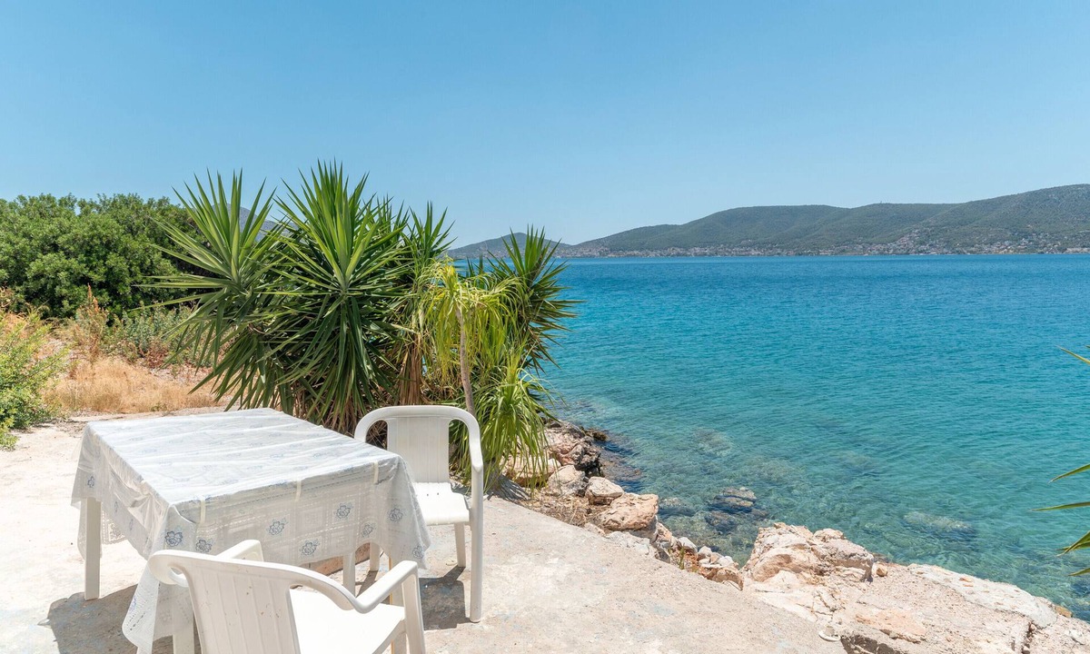 Salamis Apartment | Apartment 'Dionysos' with Sea View, Wi-Fi and Air Conditioning