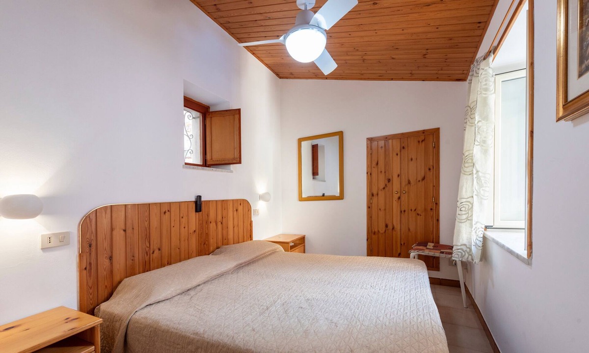 Cefalu Apartment | Apartment 'La Casetta Della Rocca' with Mountain View, Wi-Fi and Air Conditioning