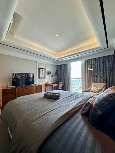 Bangka Apartment | Apt Kemang Village Tower Intercon with Wi-Fi and Pool by Damaresa
