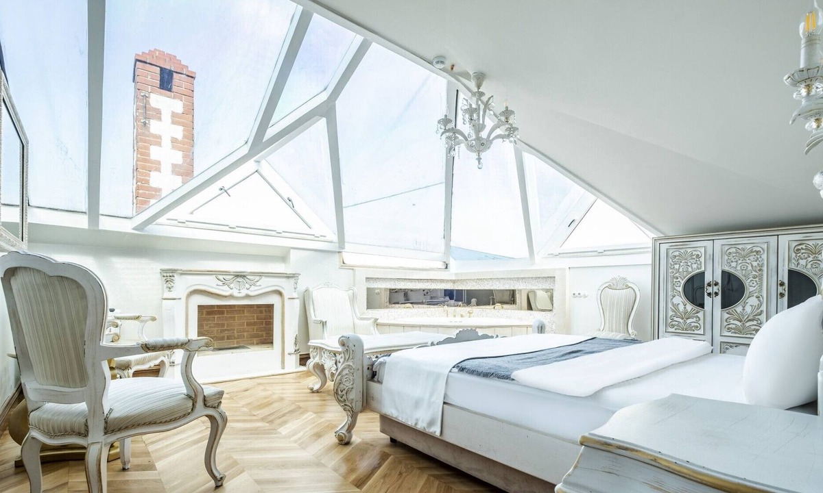 Beylerbeyi Apartment | Awe Studio w Garden in Historic Mansion
