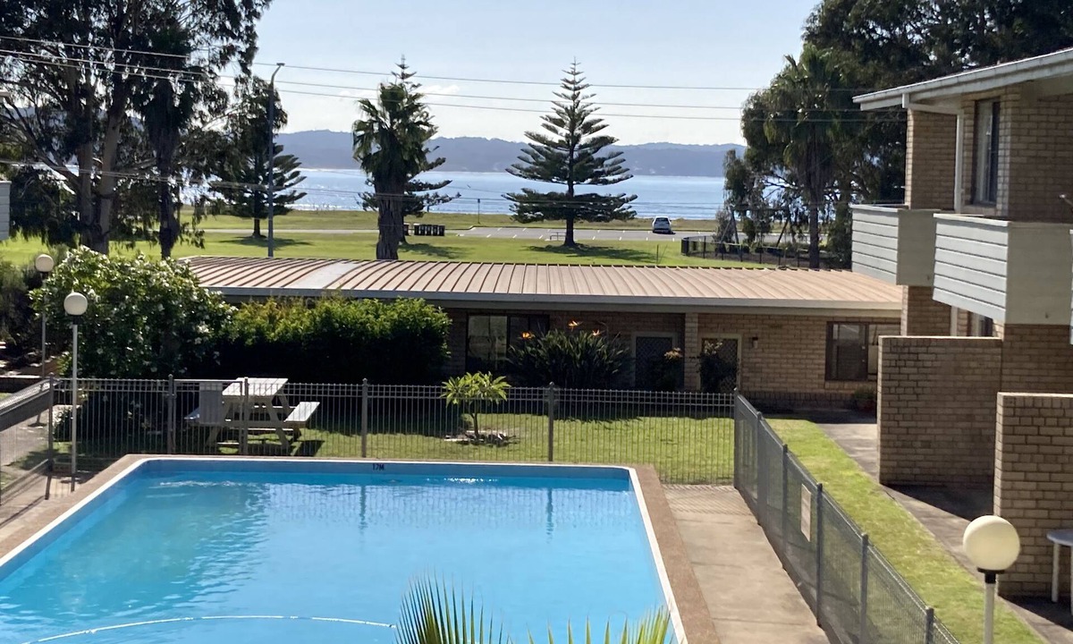 Batehaven Apartment | Beachfront Batemans Bay-Batehaven NSW 2 bedroom apartment,pool, free parking