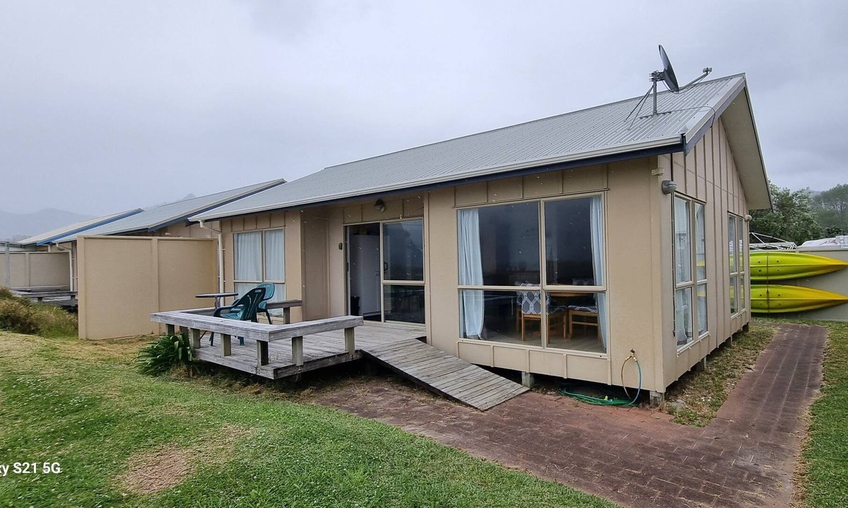 Kennedy Bay Apartment | BEACHFRONT Modern Holiday Rental at Kennedy Bay
