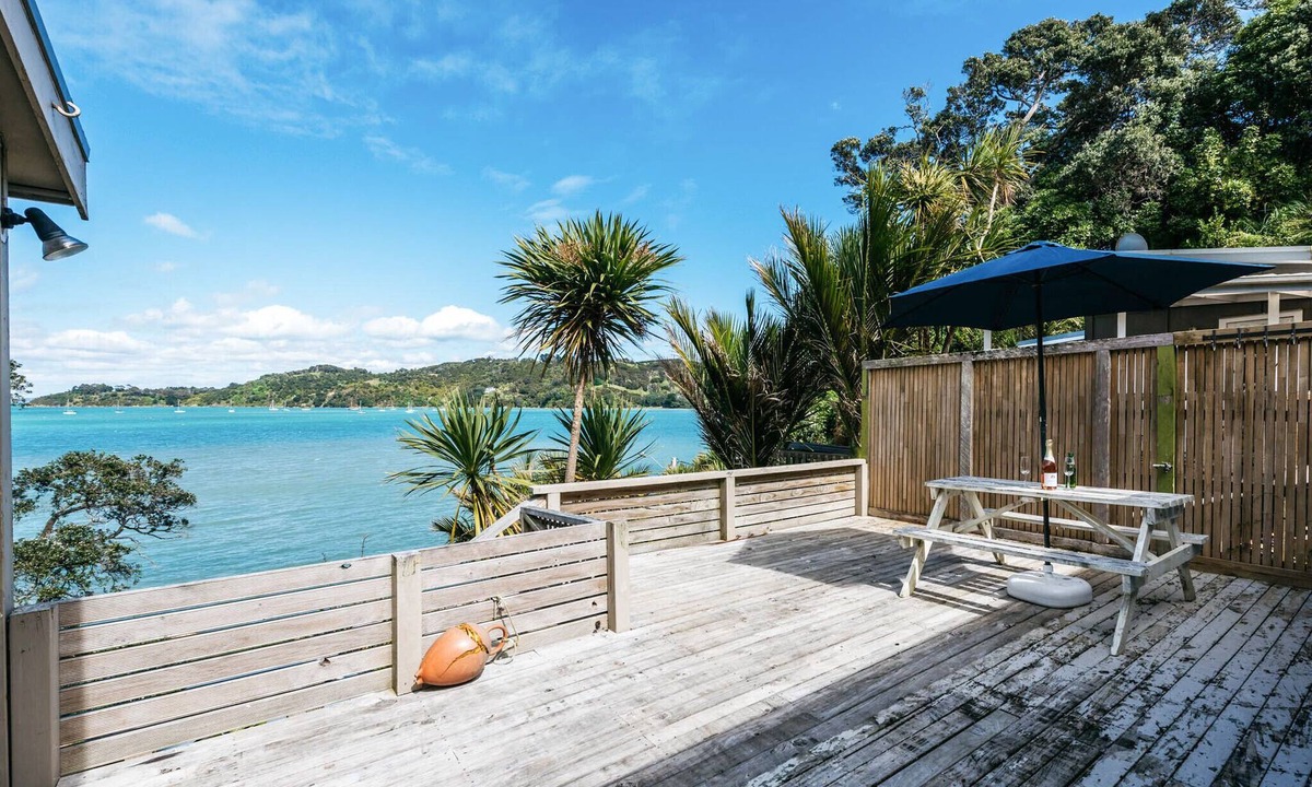 Oneroa Cottage | Beachfront Seclusion - Blackpool Holiday Home