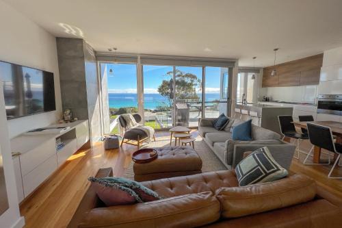 Binalong Bay House | BEACHHOUSE BINALONG Luxury waterfront holiday house at Bay of Fires
