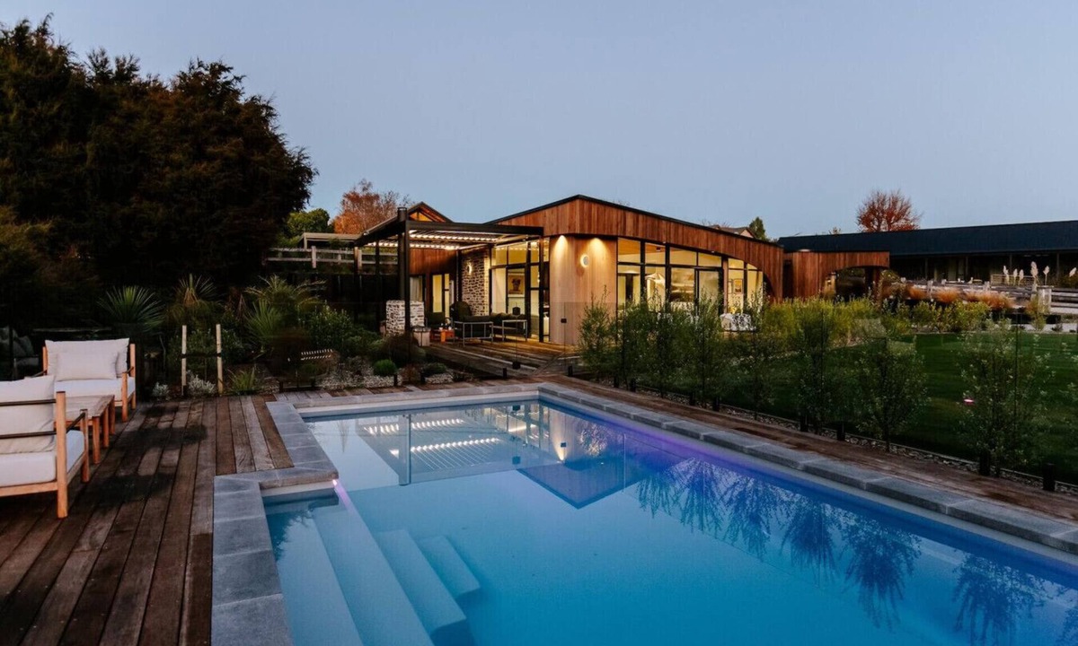 Wanaka Apartment | Beacon Retreat - Pool - Sleeps 8