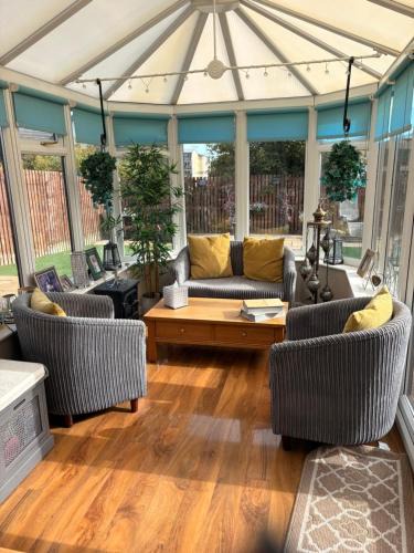 Blackburn Apartment | Beautiful House with secure pet friendly garden Edinburgh South