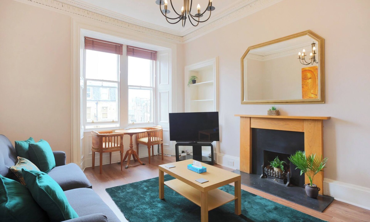Marchmont Apartment | beautifully appointed 2-bedroom, 2-bathroom apartment nestled on the 3rd floor. Sleeps 4.