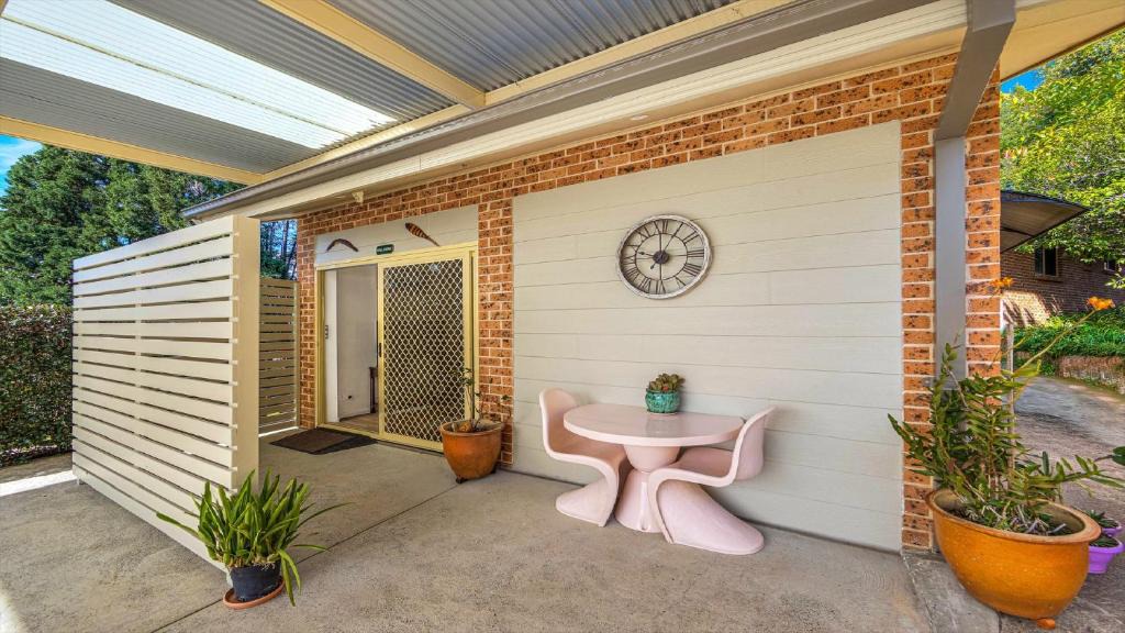 Berkeley Vale House | 'Berkeley Studio' by HolidayCo