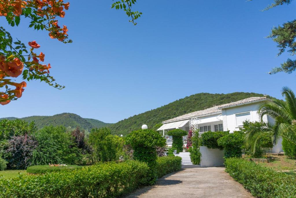 Gomati House | Big Country House, 10' from the Beach