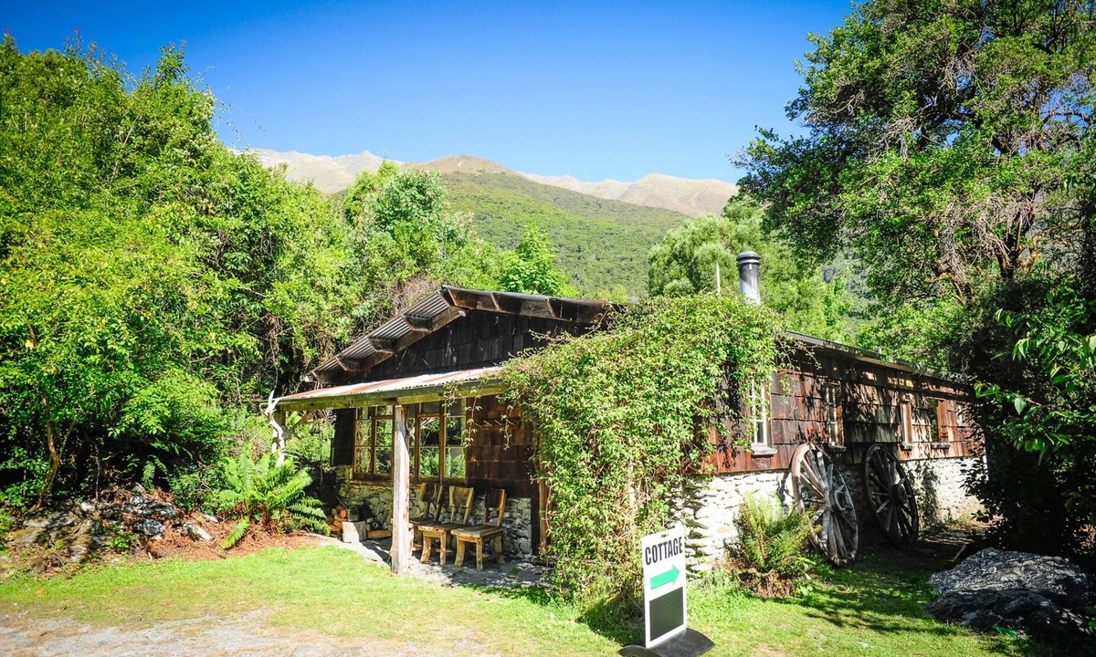 Makarora Cottage | Birdsong Cottage - nestled up against Mt Aspiring National Park with Spa
