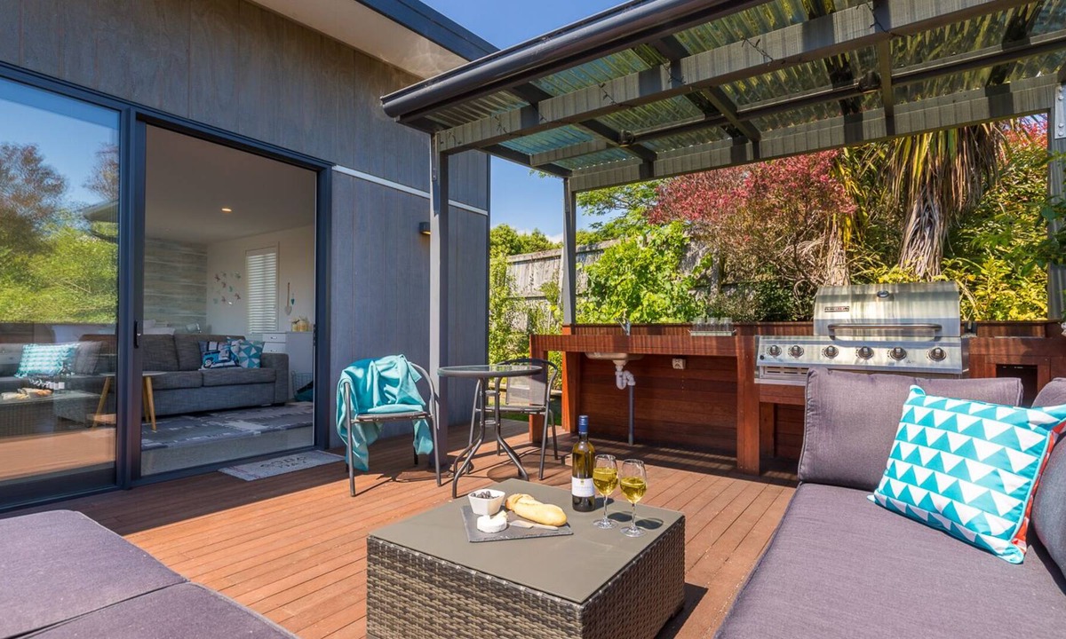Mapua Apartment | Boutique unit with private deck and outdoor kitchen near shops and social hub