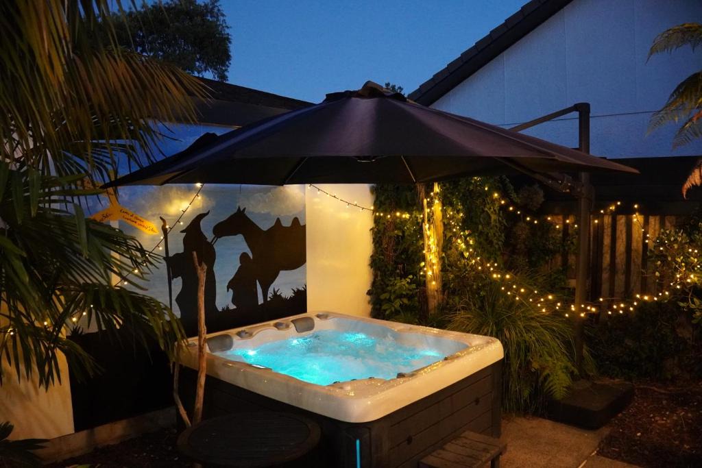 Hamilton North House | Boutique Villa! Top Location & Very Private Spa!