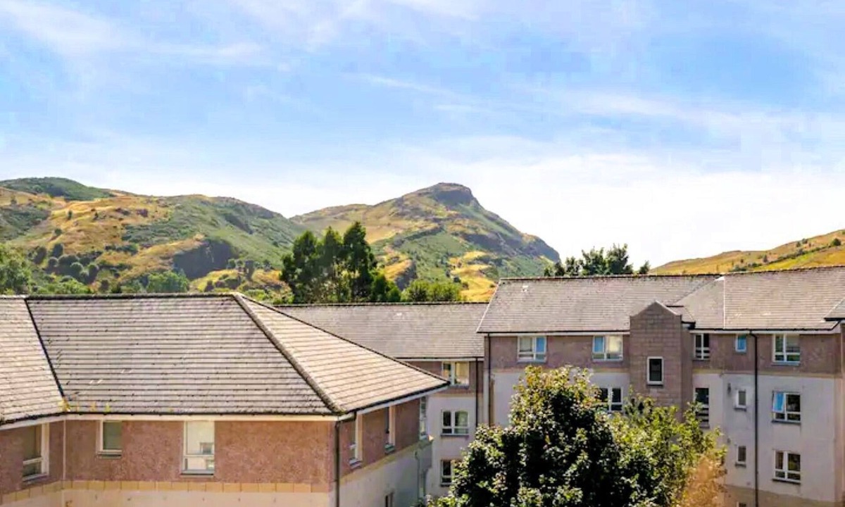 Gifford Apartment | Bright 2-Bedroom, 2-Bathroom Apartment with Free Parking by Arthur's Seat