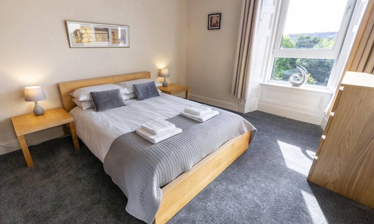 Glenisla Apartment | ☆ Bright, 2 Bedroom West End Apartment ☆
