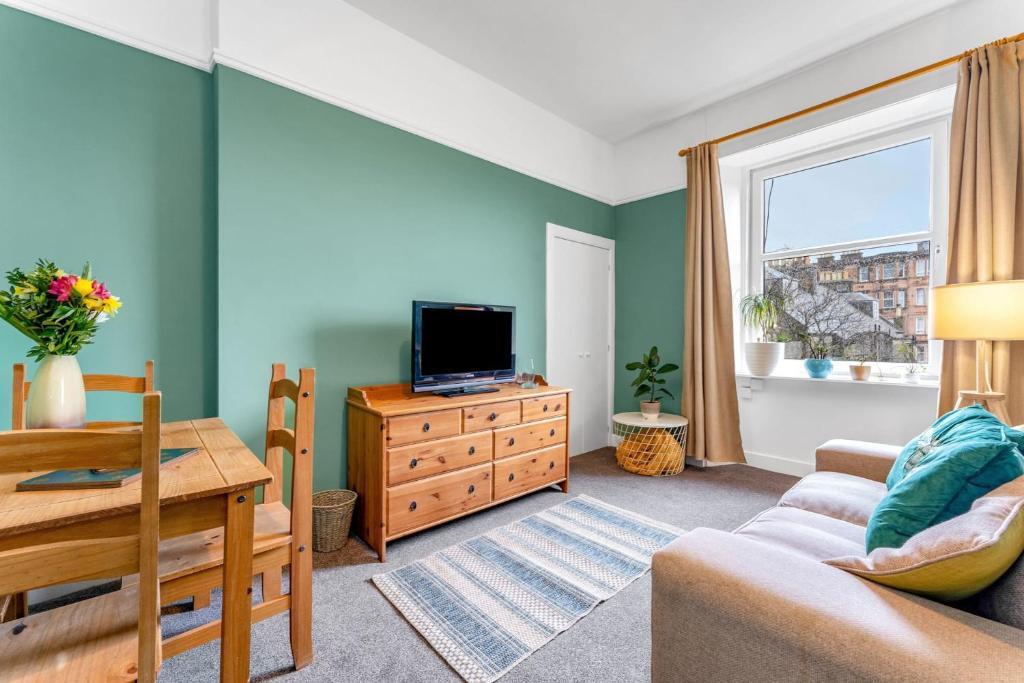 Newhaven Apartment | Bright and Quiet Edinburgh Home