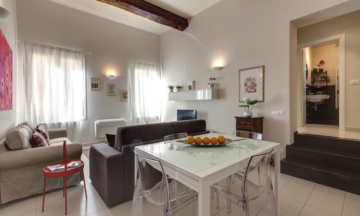San Lorenzo Apartment | Bright Red Suite, 5 minutes from the Station and the Duomo